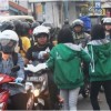 Sejumlah siswa yang tergabung dalam perguruan silat Bima Suci (Jaket Hijau) saat membagikan takjil di seputar bundaran Cijoho.